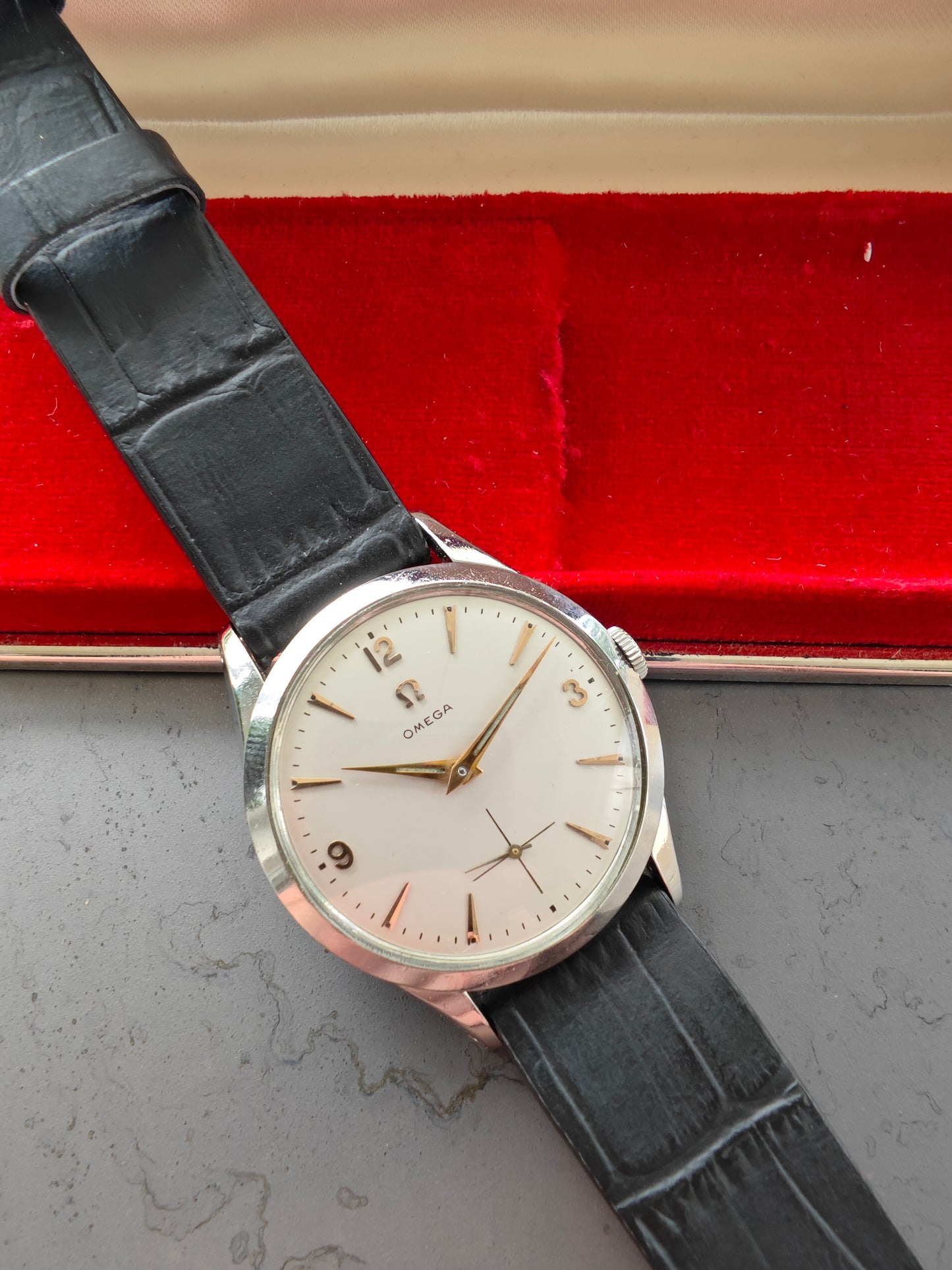 N.O.S. OMEGA Manual Wind cal. 266 from 1950s & BOX