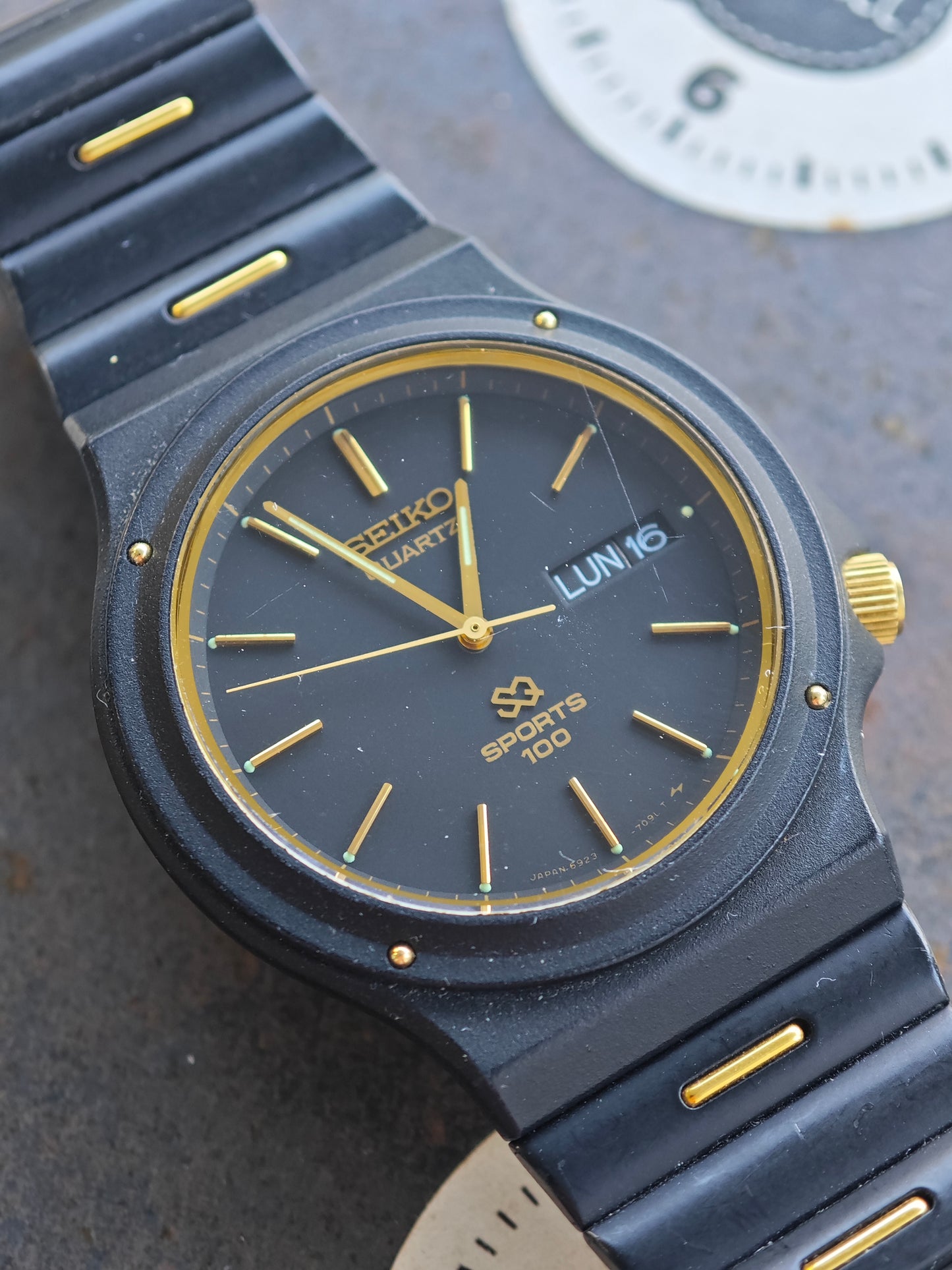 Near MINT SEIKO SQ Quartz Sports 100 black PVD/ gold plated