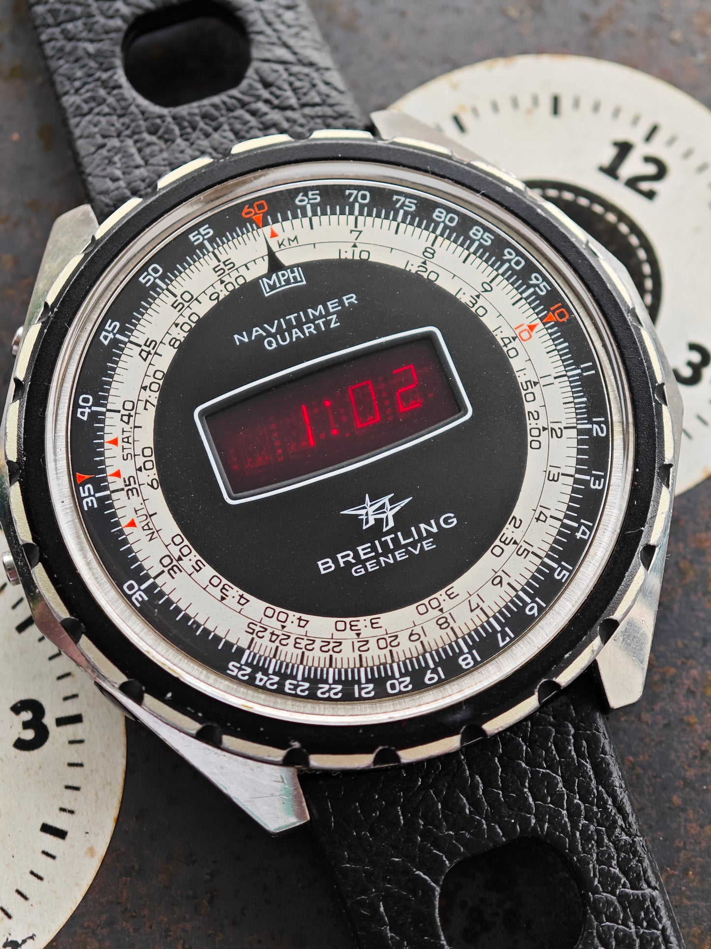 NEUWERTIGES Breitling Navitimer Quartz 9106 – originales FRONTIER-Modul und Tropic-Armband