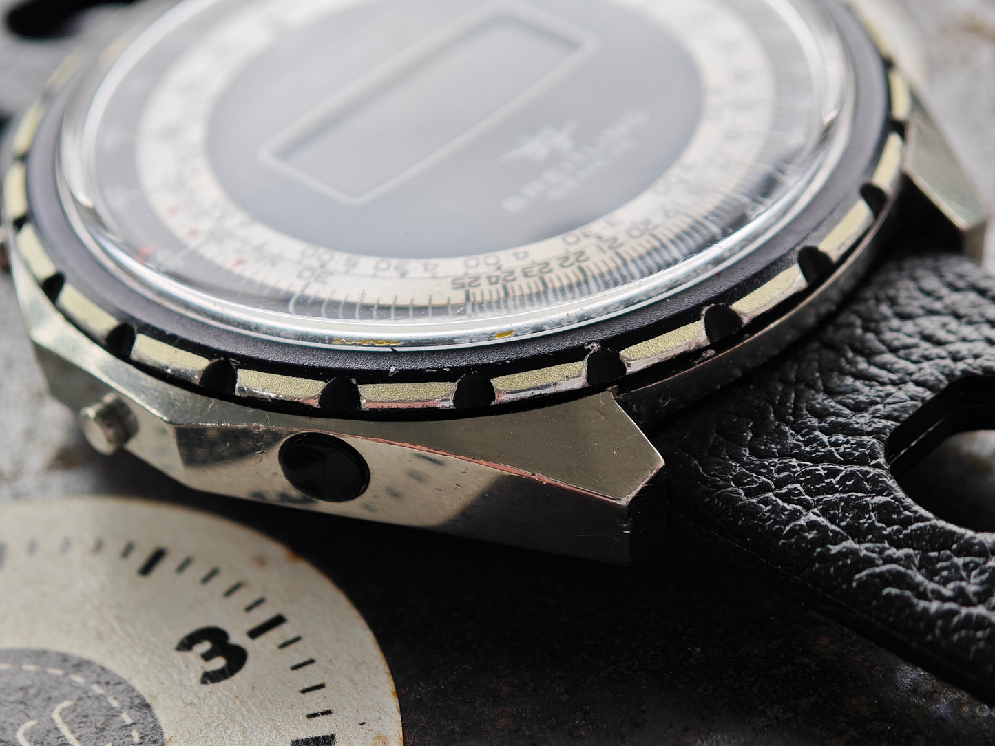 NEUWERTIGES Breitling Navitimer Quartz 9106 – originales FRONTIER-Modul und Tropic-Armband