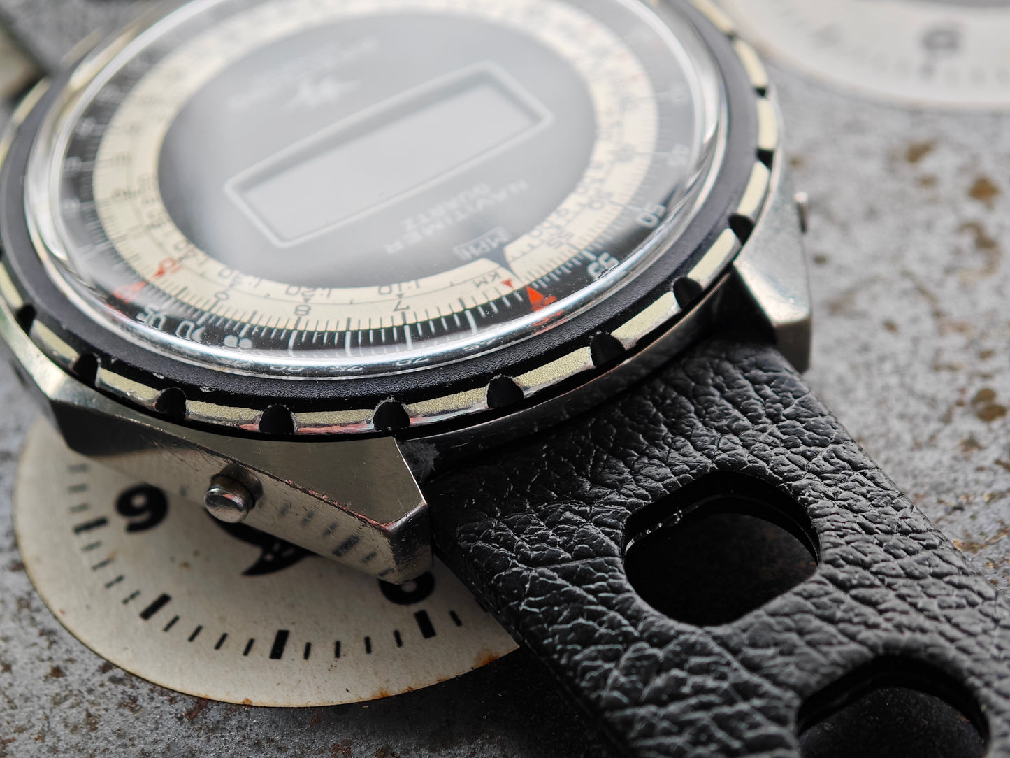 NEUWERTIGES Breitling Navitimer Quartz 9106 – originales FRONTIER-Modul und Tropic-Armband