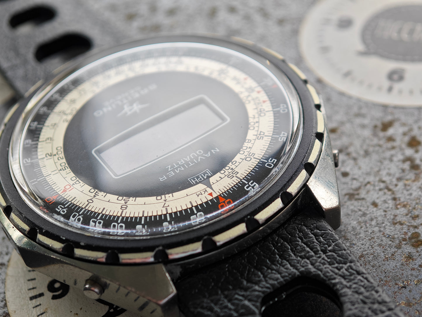 NEUWERTIGES Breitling Navitimer Quartz 9106 – originales FRONTIER-Modul und Tropic-Armband