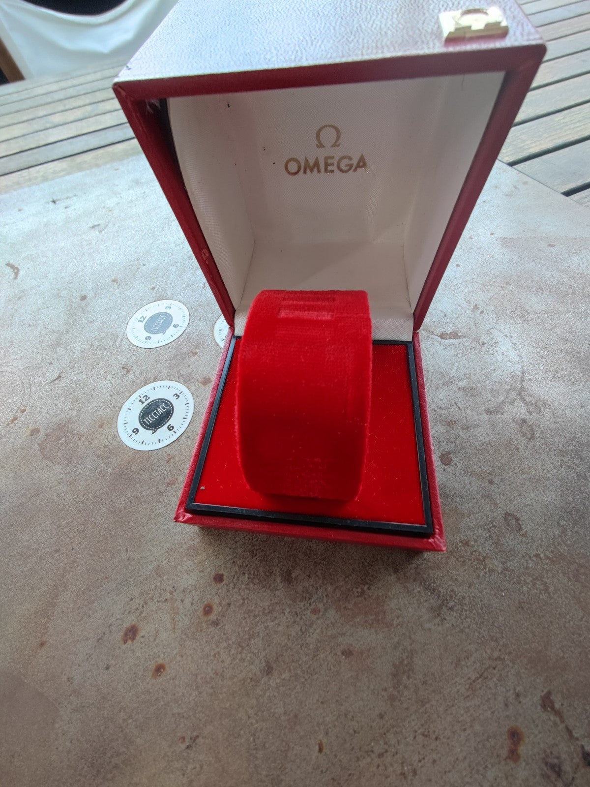 Good conditions red OMEGA cube box